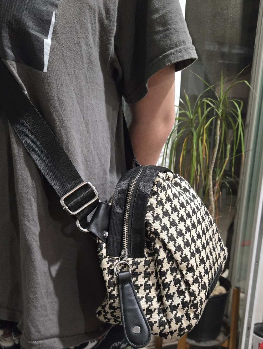Paul Frank: Y2k Style Houndstooth Boho Women's Shoulder Bag. - Picture 5 of 11